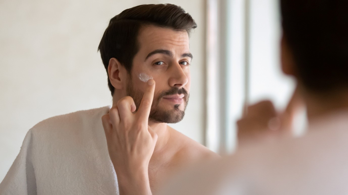 Ini Bahayanya Buat Cowok-cowok yang Suka Skip Pakai Sun Screen!
