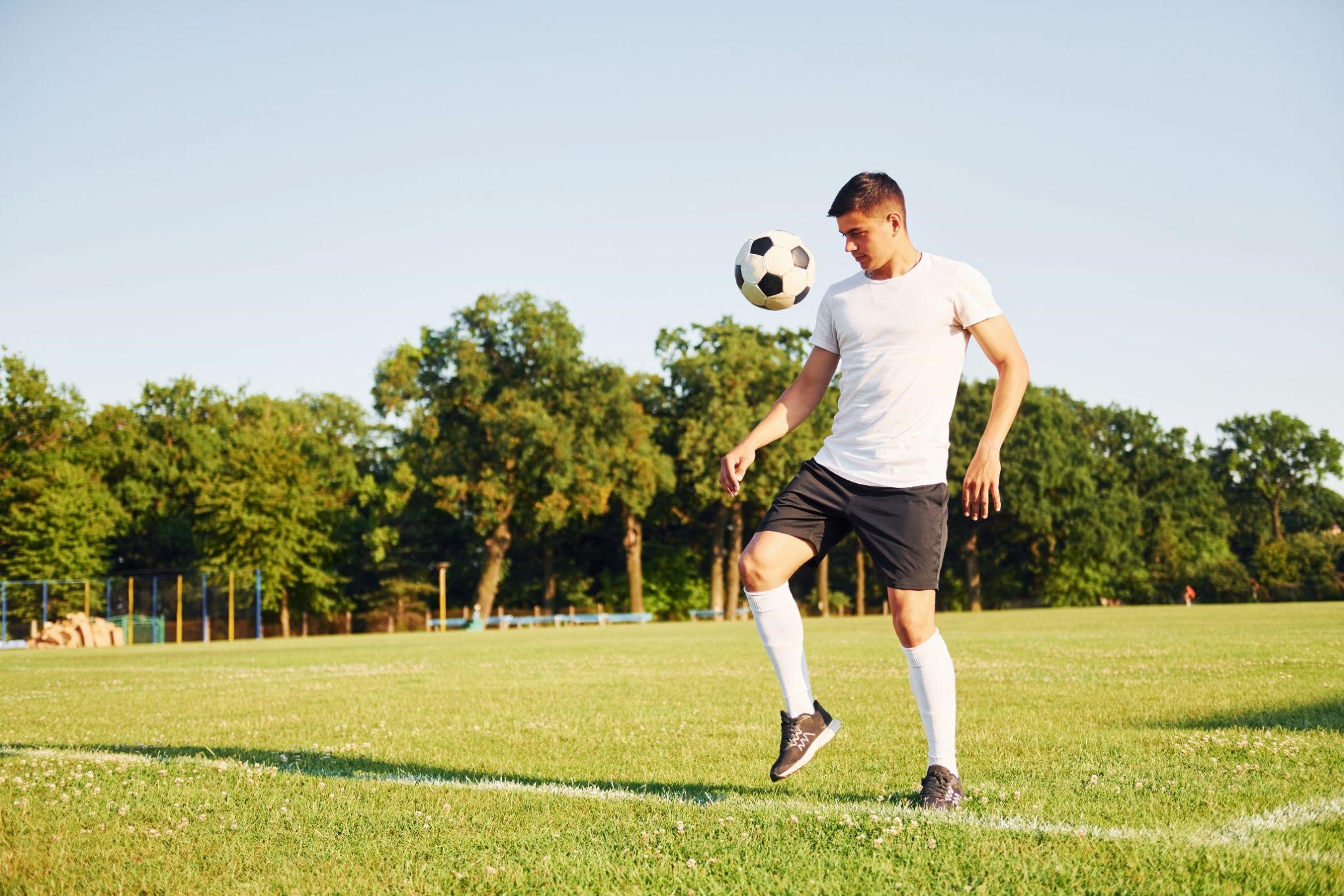 Sering Main Bola di Bawah Terik Matahari? Jangan Sampai Kulit Kalah dengan Sinar UV